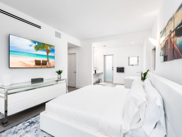 Miami Waterfront Luxury Villa - 4 Bedrooms Boater`s Retreat with Gym & Pool